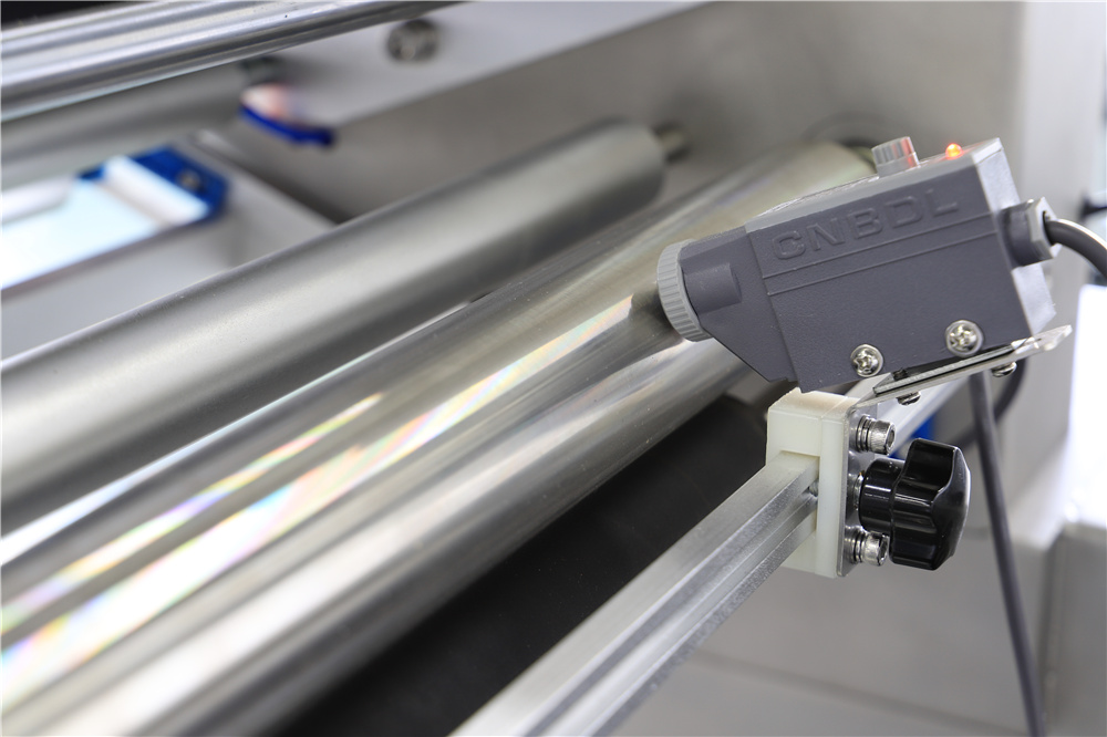 آلة تغليف ذات تدفق سيرفو كامل - SI-150