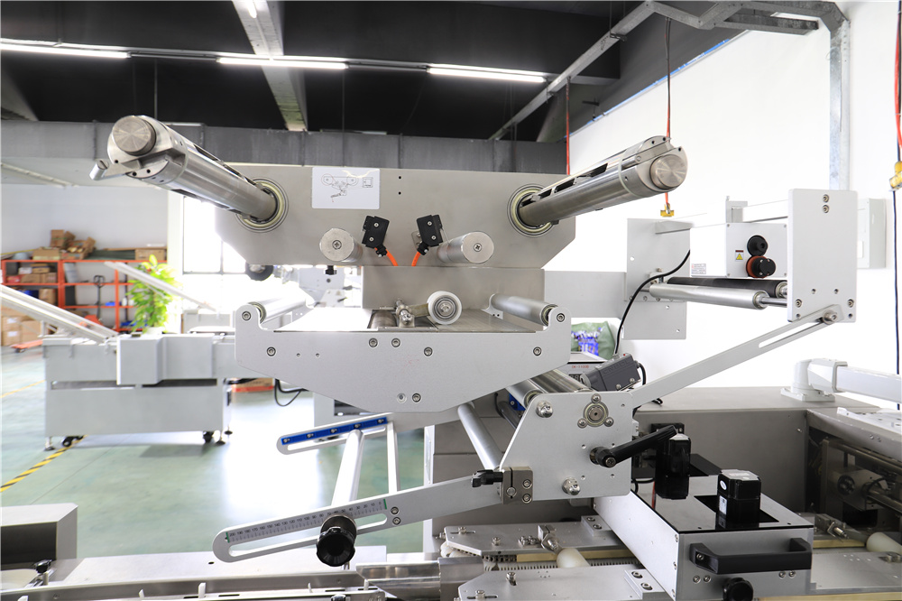 آلة تغليف ذات تدفق سيرفو كامل - SI-150